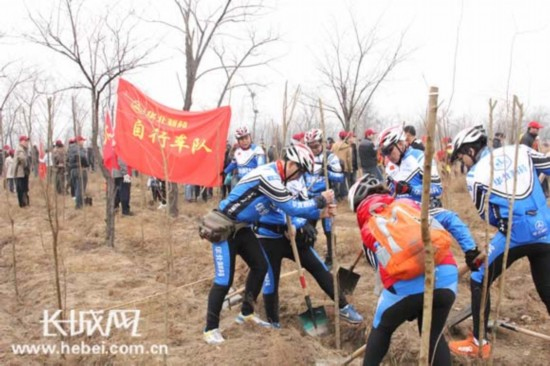长城网：植树节里植树忙——冰球突破-冰球突破豪华版_mg冰球游戏制药员工今日义务植树
