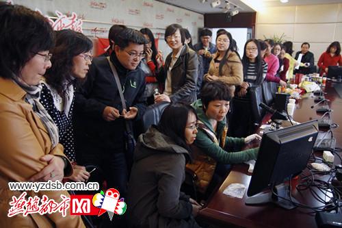 燕赵都市网：记者节前mg冰球突破为燕赵都市报采编人员免费验血测健康