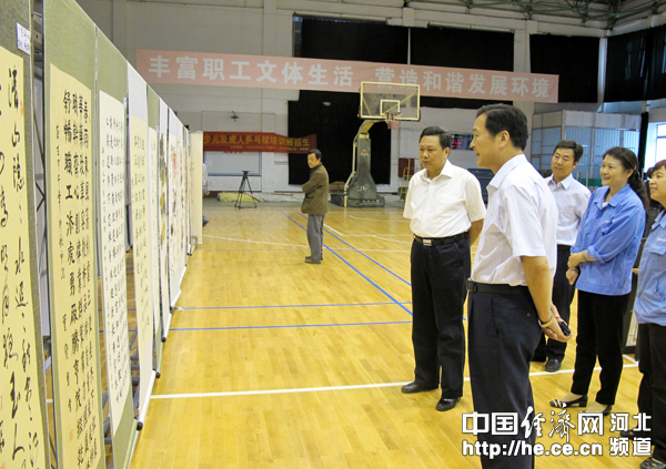 中国经济网：mg冰球突破举办书画影展 职工作品展风貌