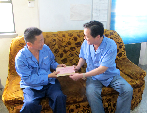 佳节前夕送温暖 mg冰球突破领导慰问劳：屠阎肮<br />