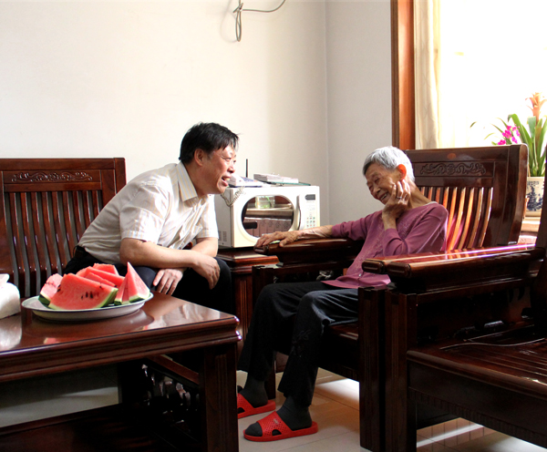 mg冰球突破集团领导“八一“慰问老红军