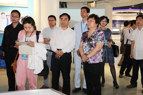 全国重点网络媒体记者齐聚冰球突破-冰球突破豪华版_mg冰球游戏制药参观学习<br />