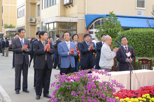 mg冰球突破走进社区送健康<br />