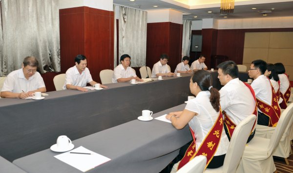 mg冰球突破集团领导张振恩、王拉明接见“突出贡献专家”