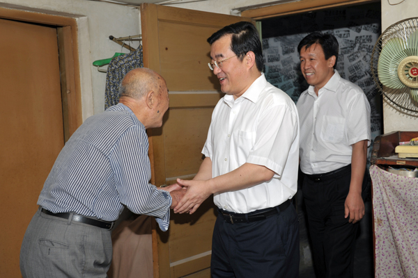 省长张庆伟走访慰问mg冰球突破老党员